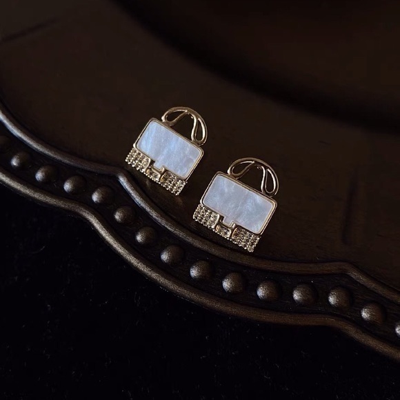 18KGPPop Mini H Earrings